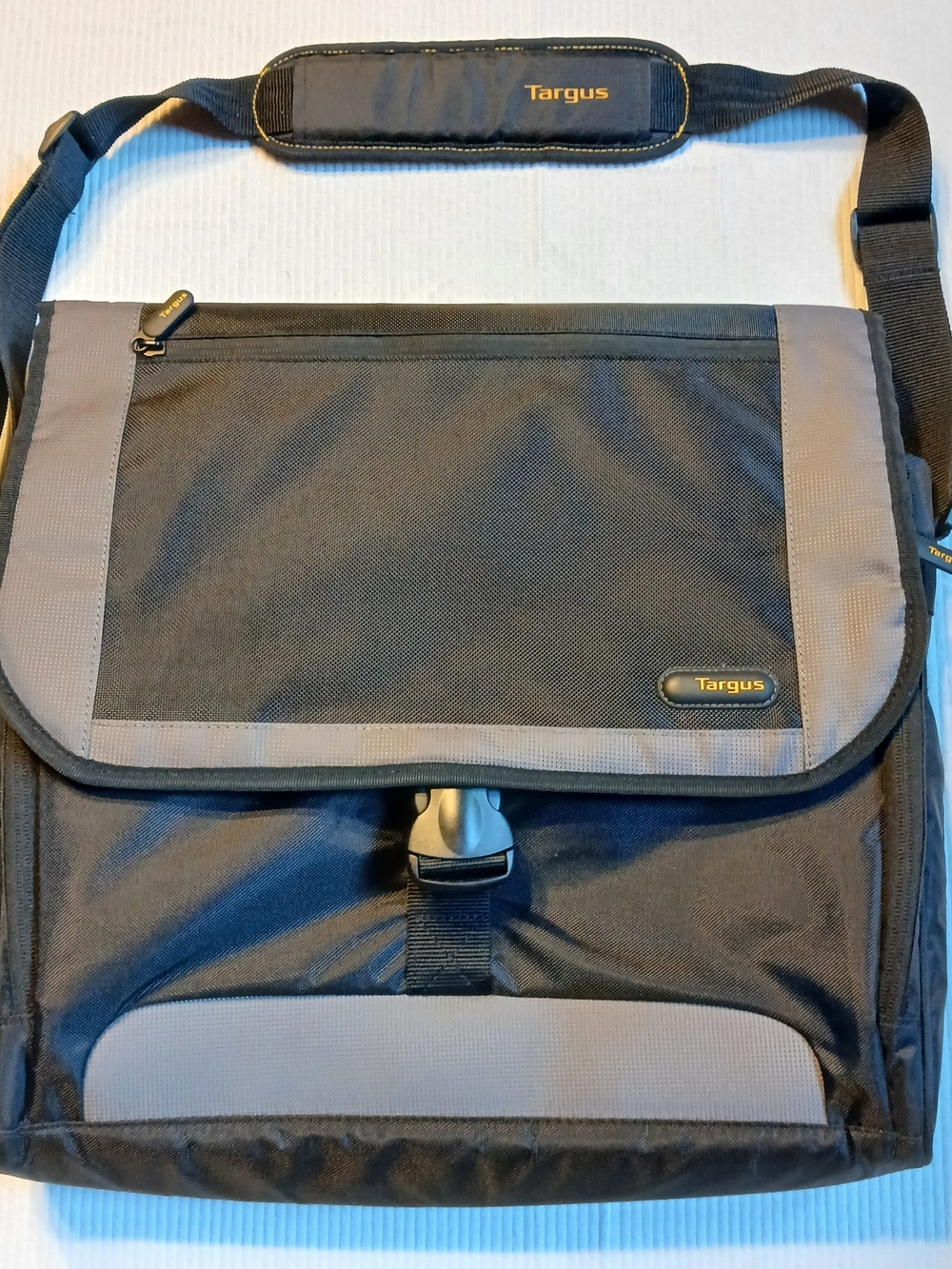Targus CityGear TCG200 17.3" Laptop Messenger Bag Case Black Grey Travel Work